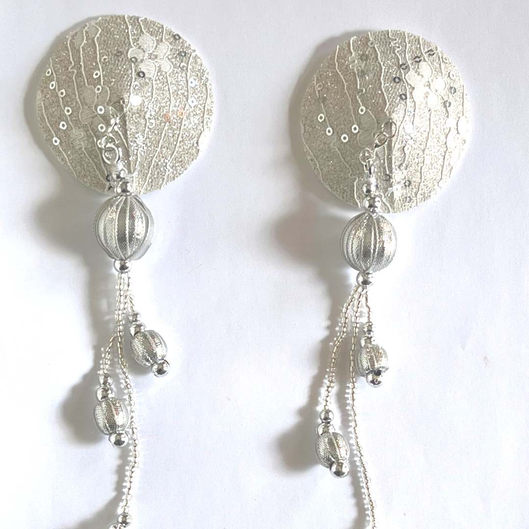 FAIRY FLOSS Cache-tétons en dentelle blanche, paillettes et argent (2 pièces) avec pompons complexes en perles d'argent pour lingerie de mariée, carnaval, burlesque rave